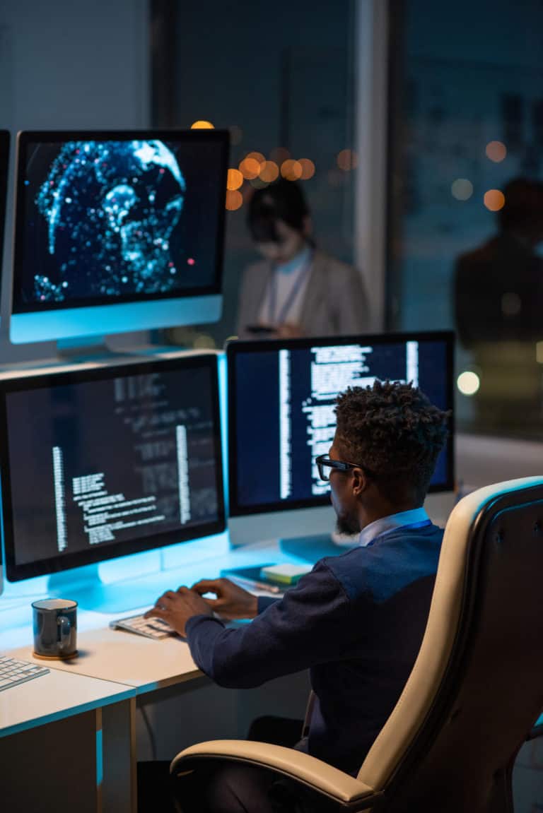 Sviluppatore GD System al lavoro tra più monitor