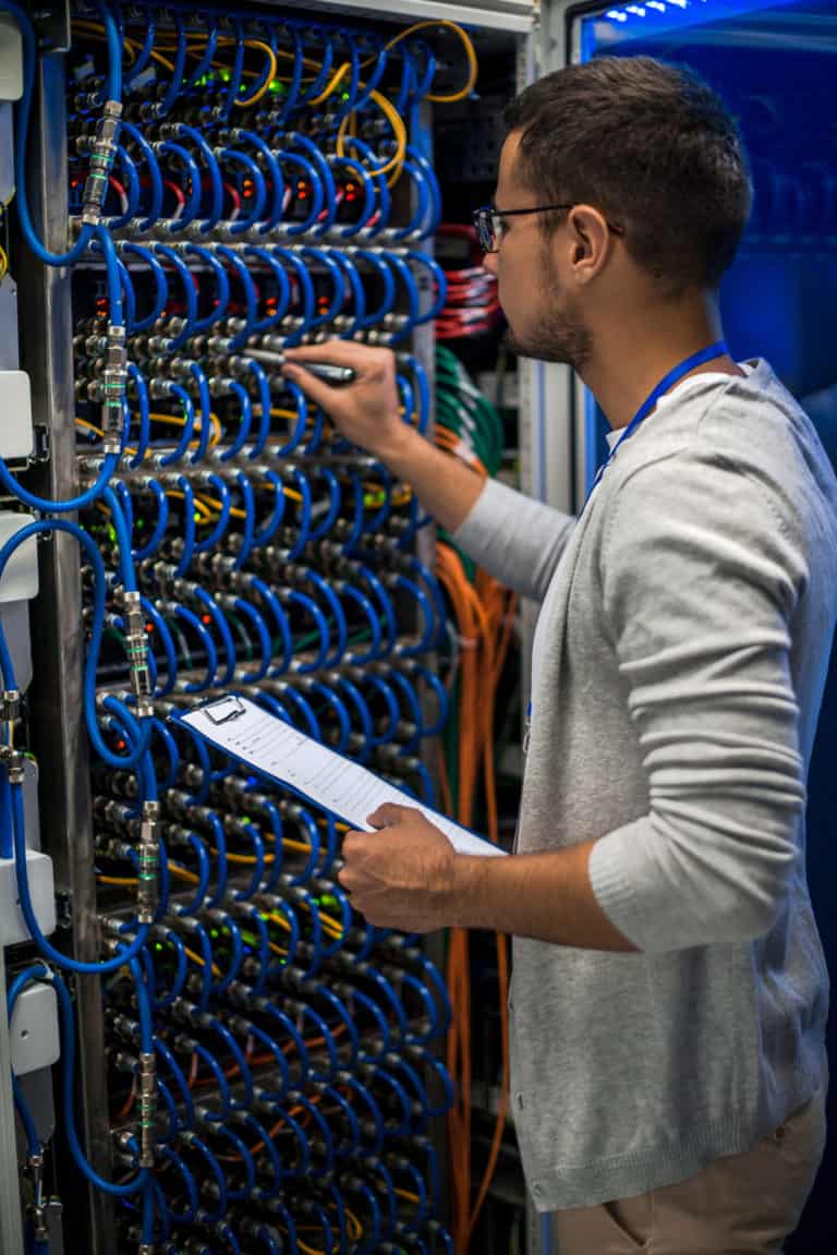 Tecnico GD System al lavoro in sala server